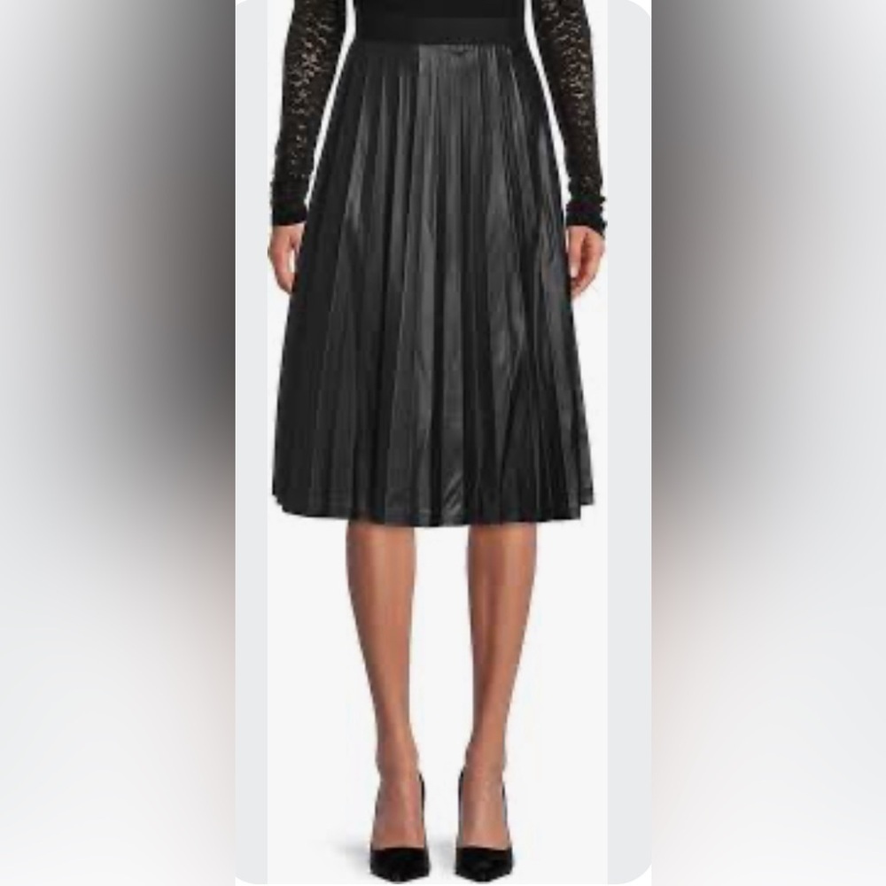 NWT Laundry by Shelli Segal Dark Brown Pleated Vegan Leather Skirt. Size M
